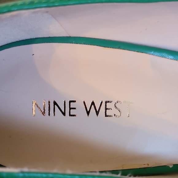Nine West Green Heels with Sleek Pointed Toe - Picture 2 of 4